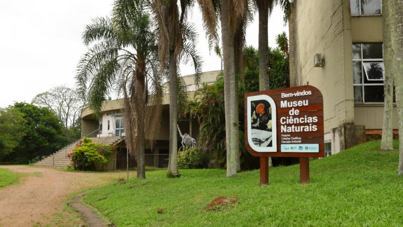 Imagem externa da sala de exposi&ccedil;&otilde;es do museu de ci&ecirc;ncias naturais e placa de bem-vindos!